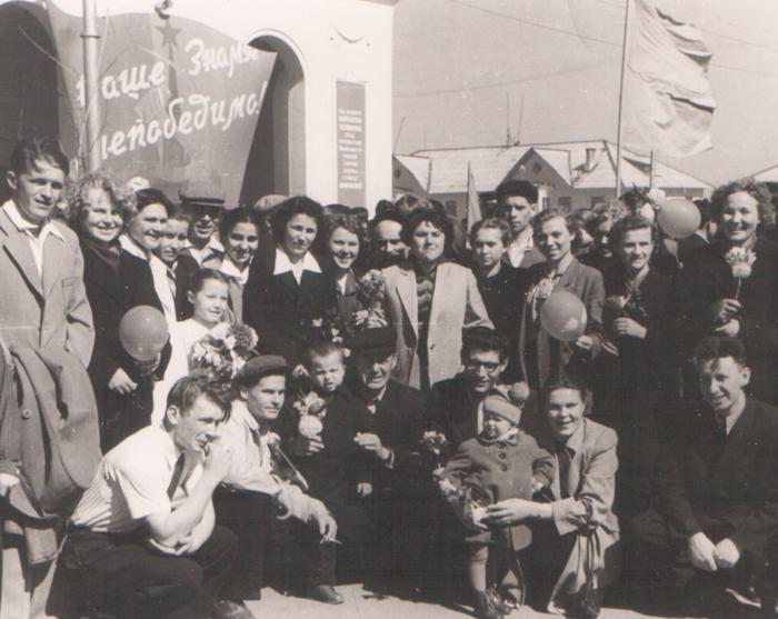 ИКМ-376-А работников НГНПЗ у входа в клуб Октябрь 1958.png